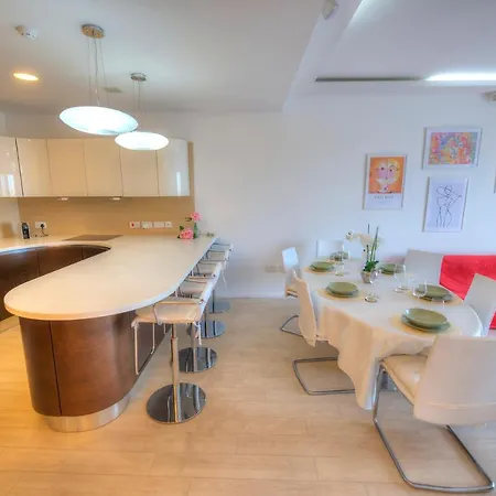 Bright And Spacious 3 Bedroom With Breathtaking Views - Goslm-5 * Sliema