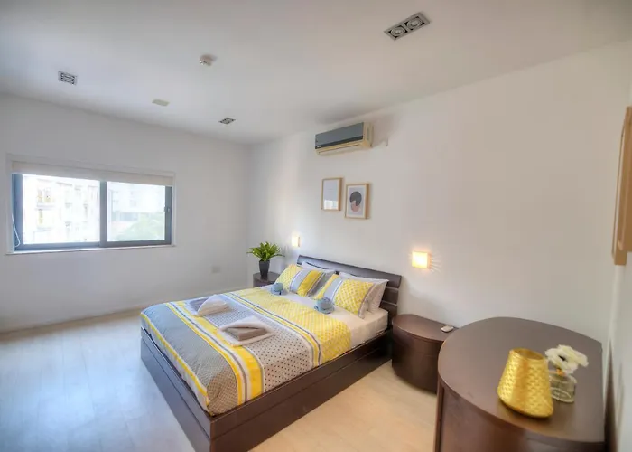Bright And Spacious 3 Bedroom With Breathtaking Views - Goslm-5 Sliema